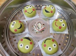 每一个做好的小青蛙豆沙包都放在油纸上，蒸锅内放水放好篦子，将小青蛙豆沙包移至篦子上，盖上锅盖发酵35-40分钟，凉水上锅，上汽后转中火蒸12分钟关火，焖5分钟左右出锅。