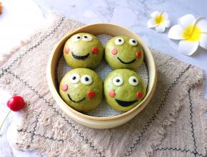 还拿着给小青蛙说话，都舍不得吃了。