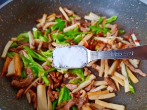 加盐与黄豆酱调味。