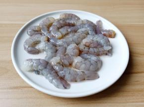 把对虾剥去虾壳。