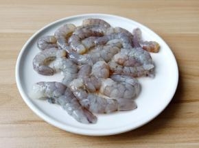 把对虾剥去虾壳。