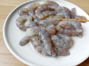 用牙签挑出对虾的虾线。