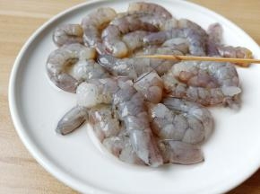 用牙签挑出对虾的虾线。