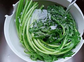 茼蒿摘去黄叶清洗干净。