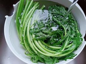 茼蒿摘去黄叶清洗干净。