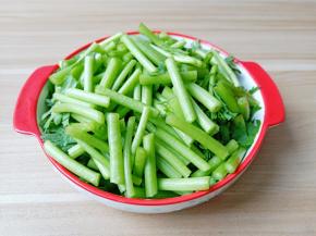 把茼蒿的根与叶分开切断。