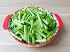 把茼蒿的根与叶分开切断。