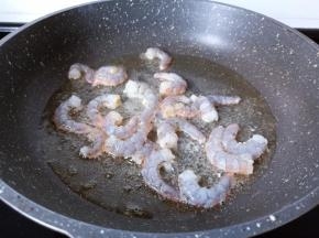 锅里放一点油倒入虾仁爆炒。