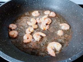 炒到虾仁变色。