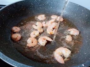 加入料酒一勺。