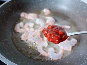 加入黄豆酱一勺。