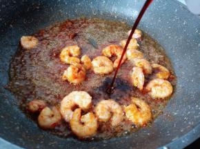 加入生抽一勺。