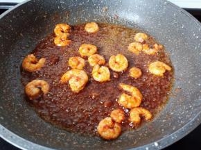 将调味料翻炒一下。