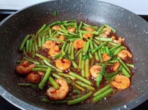 放茼蒿的根翻炒片刻。