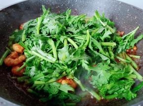 最后放入茼蒿叶。