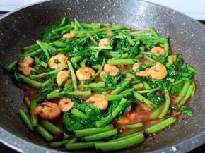 把茼蒿叶翻炒一下。