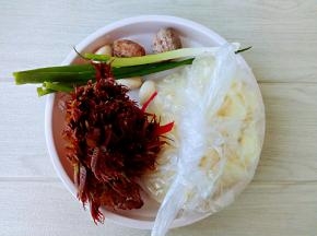 整理食材。小葱最后忘记放了，只是个点缀作用，不影响口感。