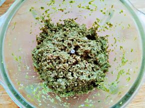 油热泼入香椿中，搅拌均匀。香椿酱制作完成。