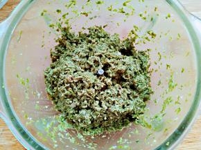 油热泼入香椿中，搅拌均匀。香椿酱制作完成。