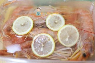 柠檬切片把虾用柠檬腌渍去腥，大概半小时