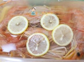 柠檬切片把虾用柠檬腌渍去腥，大概半小时