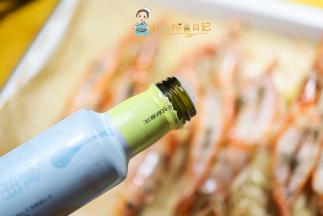 把虾摆到烤盘里撒一些植物油