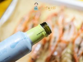 把虾摆到烤盘里撒一些植物油