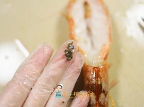 把虾对半切开去掉虾线