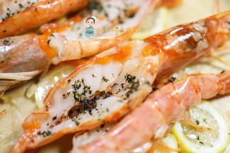 在虾中间撒紫菜虾皮粉调味增鲜