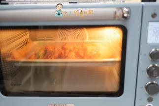 烤箱预热230度 烤25分钟左右，我这个虾比较大所以烤的时间久，如果虾小可以时间缩短温度也可以降低一些