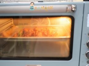 烤箱预热230度 烤25分钟左右，我这个虾比较大所以烤的时间久，如果虾小可以时间缩短温度也可以降低一些