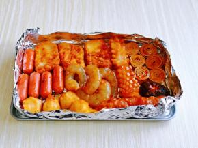 腌制好的食材除了西蓝花外，摆放在烤盘中。(烤盘垫上锡纸哈)