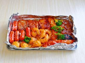 西蓝花摆放在上面，刷上一层橄榄油，再撒上孜然粉与白芝麻，再次入烤箱190度烤8分钟即可。