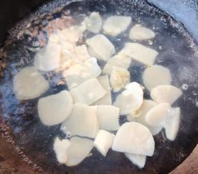 锅中烧开水放入带子烫一下断生立即捞出