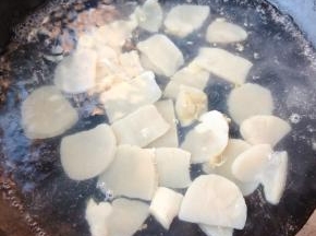 锅中烧开水放入带子烫一下断生立即捞出