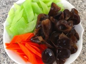 莴笋、胡萝卜切片和木耳在开水中焯水时间不要过长立即放入冷水中冲凉后沥干沥干水份备用