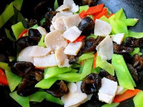 放入带子肉肉同时放入盐和味精翻炒均匀入味