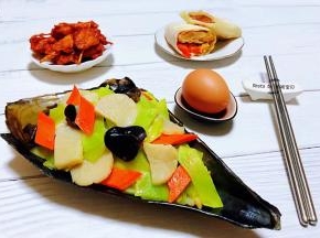 鲜嫩爽口的带子炒莴笋胡萝卜木耳装入盘中搭配鸡蛋、老北京鸡肉卷、牙签肉一起吃超级棒