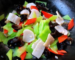 最后淋几滴香油提鲜即可出锅享用