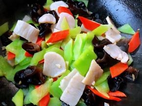 最后淋几滴香油提鲜即可出锅享用