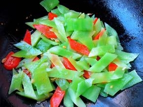 放入莴笋片翻炒几下