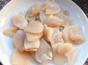 带子肉丁切成片状