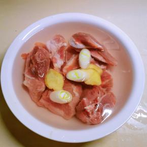排骨用姜片 葱片水浸泡 去腥味