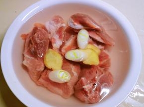 排骨用姜片 葱片水浸泡 去腥味