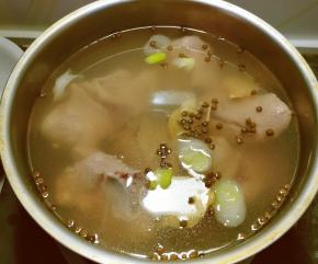 排骨冷水下锅 放入葱片姜片 花椒 煮开后 将排骨捞出备用