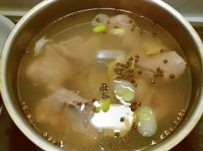 排骨冷水下锅 放入葱片姜片 花椒 煮开后 将排骨捞出备用
