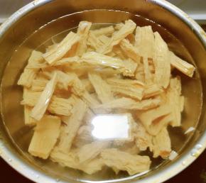 腐竹用清水泡发 切段 用开水汆烫捞出