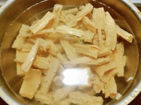 腐竹用清水泡发 切段 用开水汆烫捞出