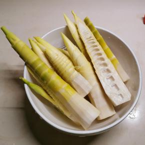 春笋去皮 对半切开