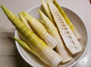 春笋去皮 对半切开